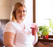 woman drinking smoothie to get healthy